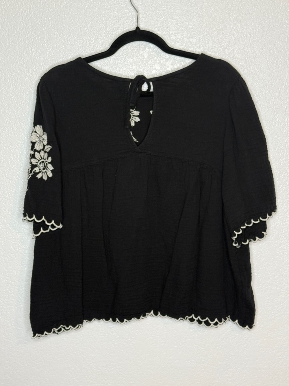 Old Navy Black & White Embroidered Floral Top Scallop Edge Size 2X - Picture 2 of 6